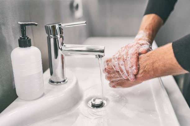 La corretta tecnica di lavaggio delle mani è fondamentale per garantire un'igiene efficace. Ecco i passaggi chiave per lavarsi correttamente le mani: